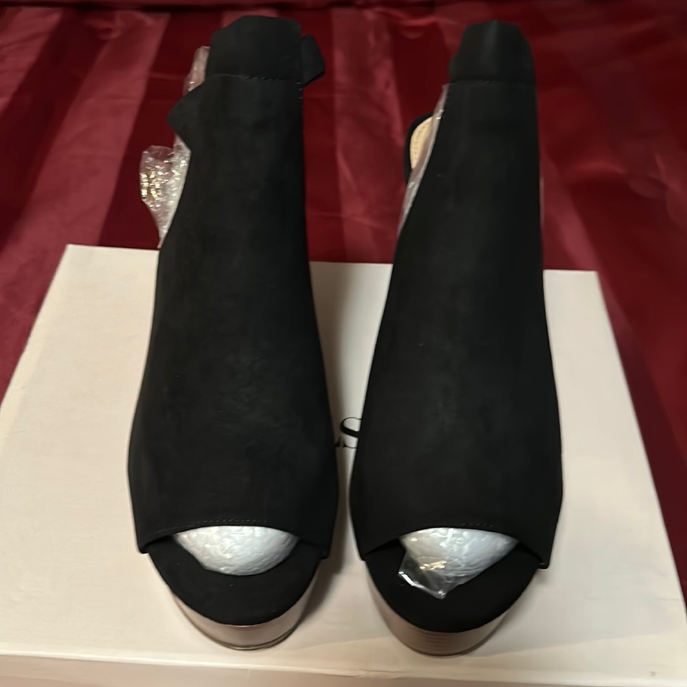 Size 9 JustFab Black Wedges. New Never been worn.